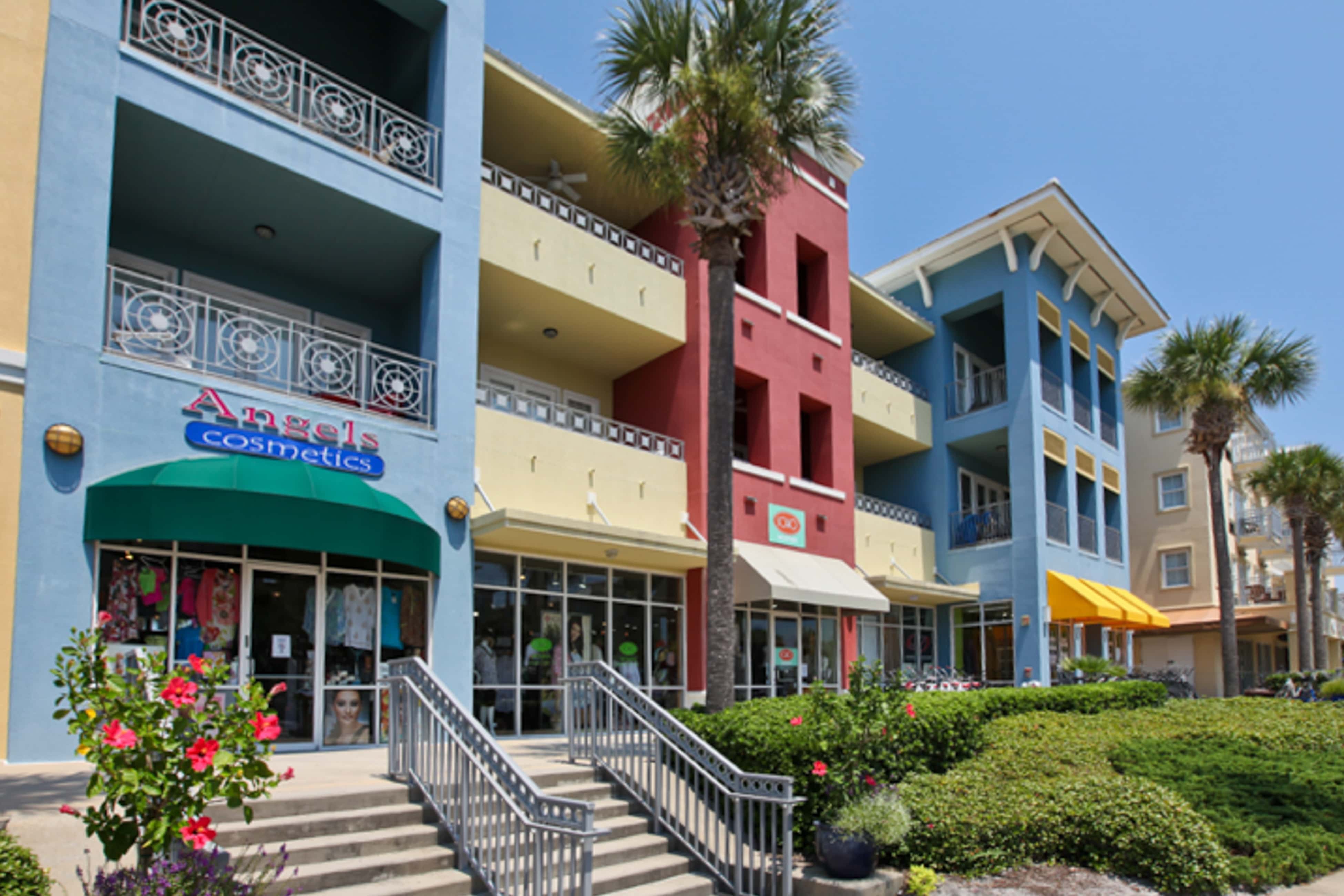 Comfortable condo with kitchenette, community pools & hot tub - walk to the beach