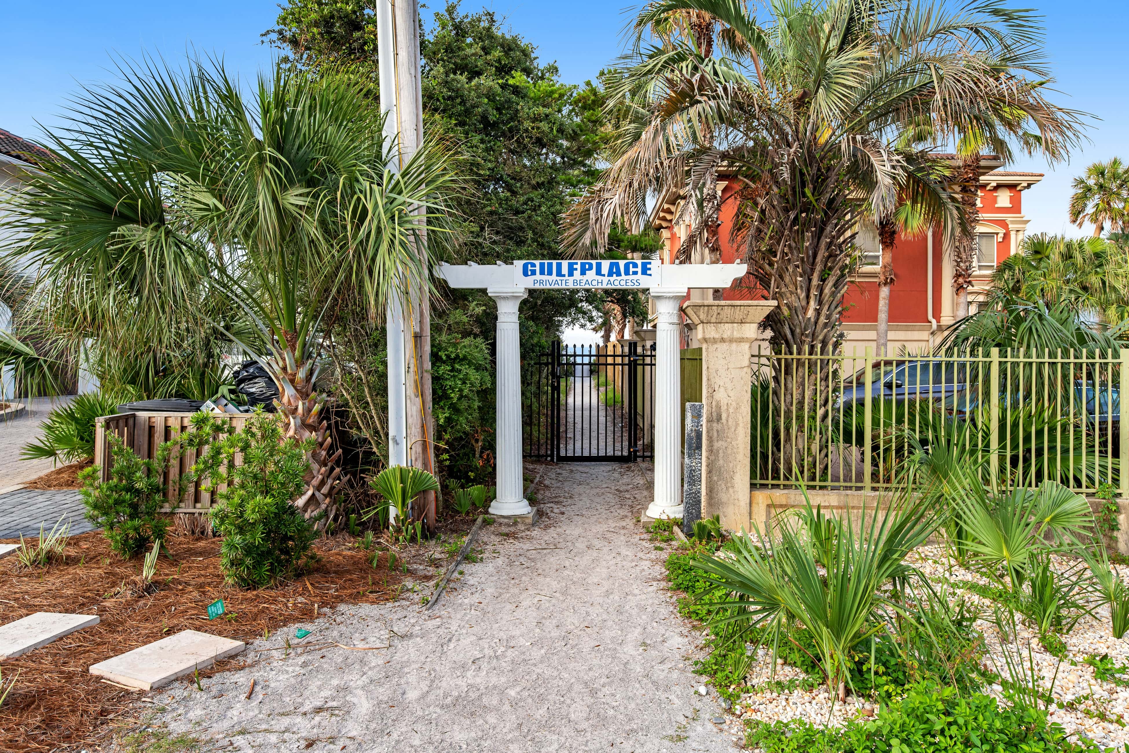 Comfortable condo with kitchenette, community pools & hot tub - walk to the beach