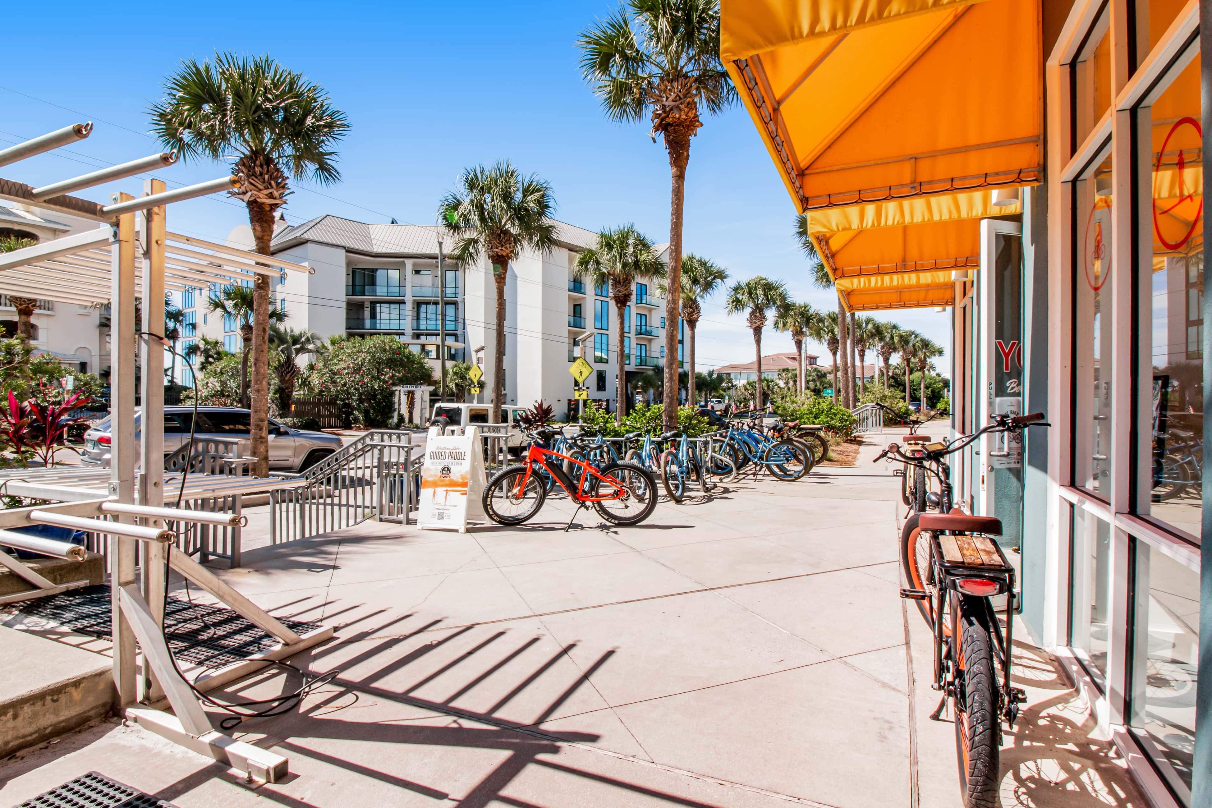 Comfortable condo with kitchenette, community pools & hot tub - walk to the beach