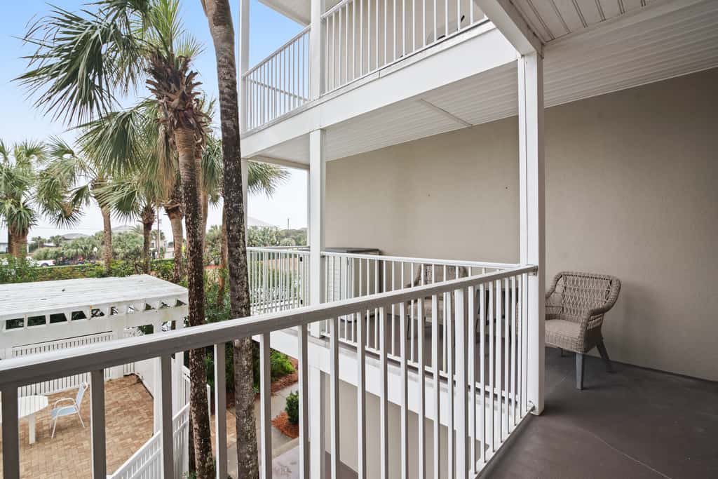 Charming condo near the beach, with community pools and hot tub