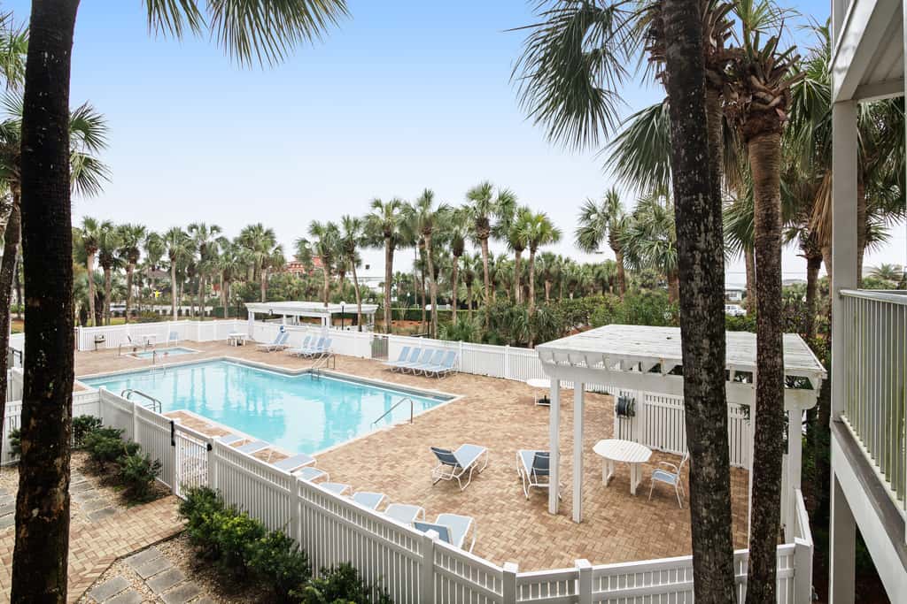 Charming condo near the beach, with community pools and hot tub