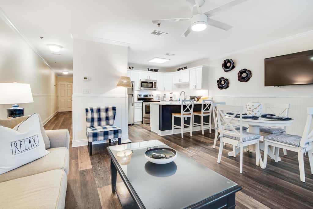 Charming condo near the beach, with community pools and hot tub