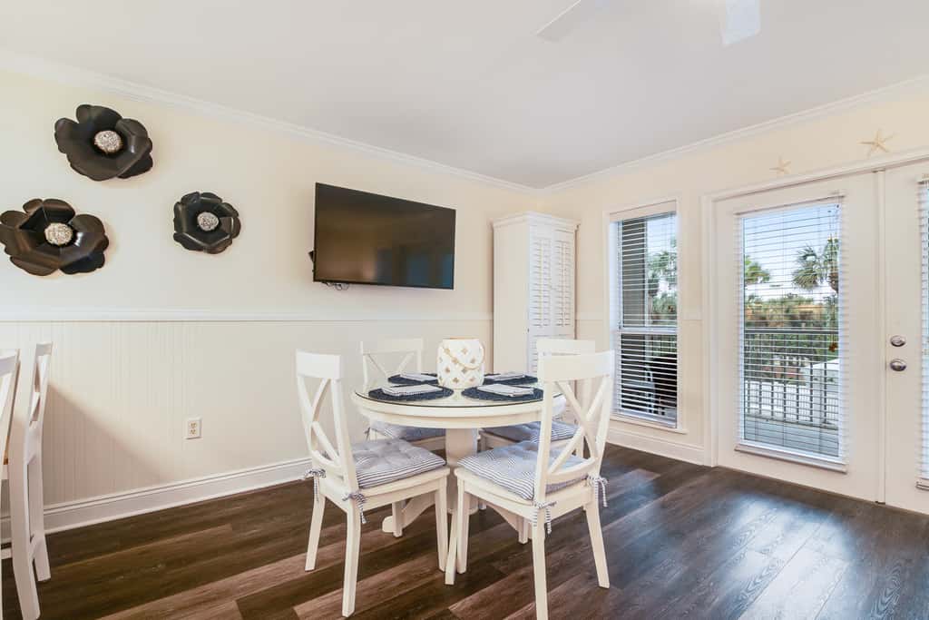 Charming condo near the beach, with community pools and hot tub