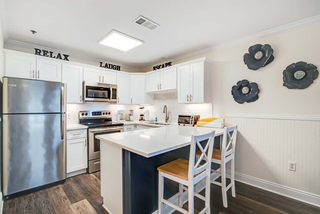 Charming condo near the beach, with community pools and hot tub