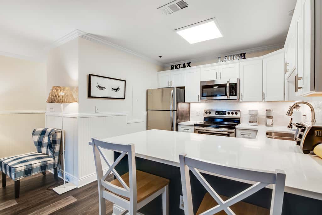Charming condo near the beach, with community pools and hot tub