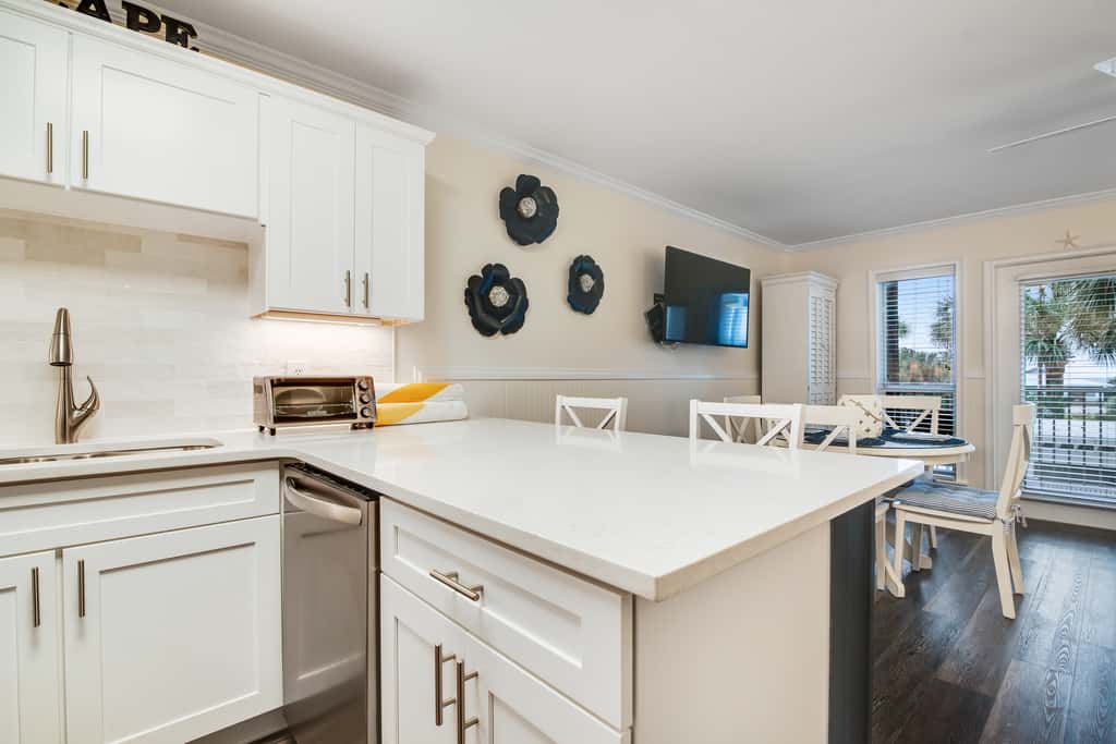 Charming condo near the beach, with community pools and hot tub