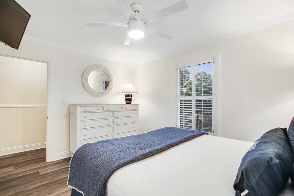Charming condo near the beach, with community pools and hot tub