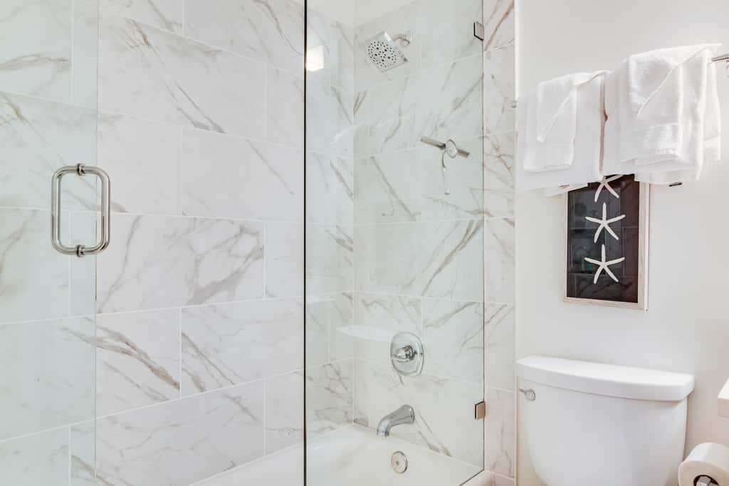 Charming condo near the beach, with community pools and hot tub