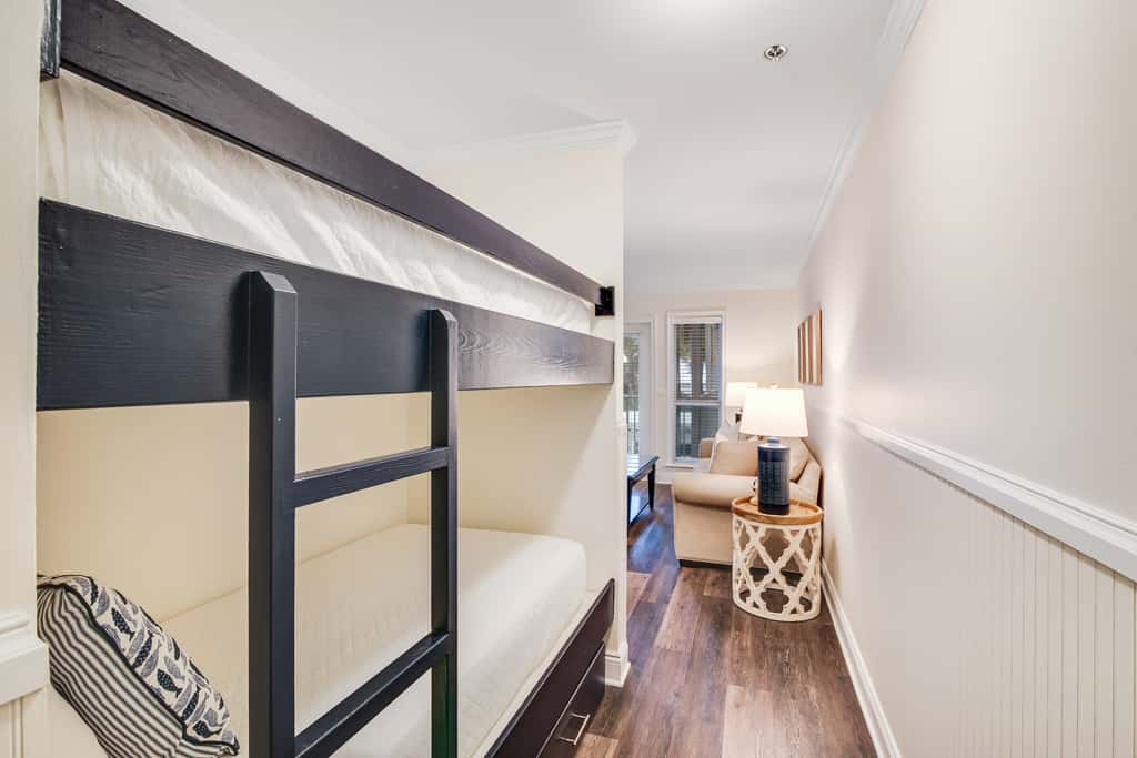 Charming condo near the beach, with community pools and hot tub