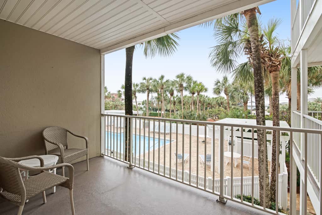 Charming condo near the beach, with community pools and hot tub