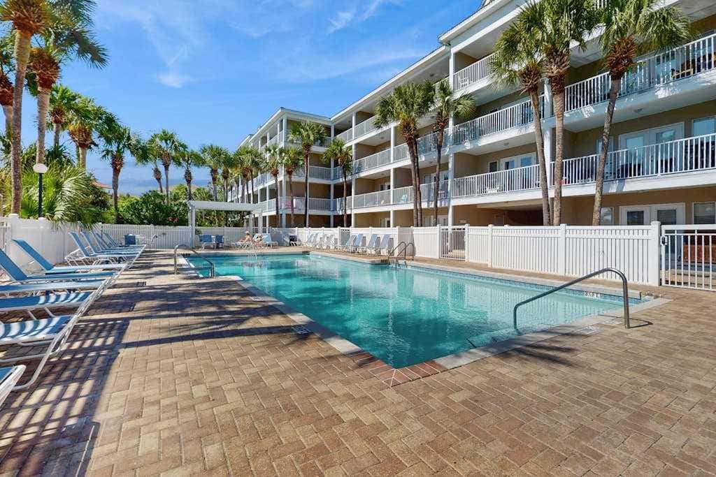 Charming condo near the beach, with community pools and hot tub