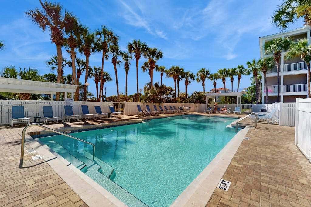 Charming condo near the beach, with community pools and hot tub