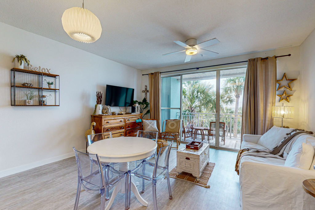 Adorable 3rd-floor cabana with gorgeous view from balcony, pool and hot tub access