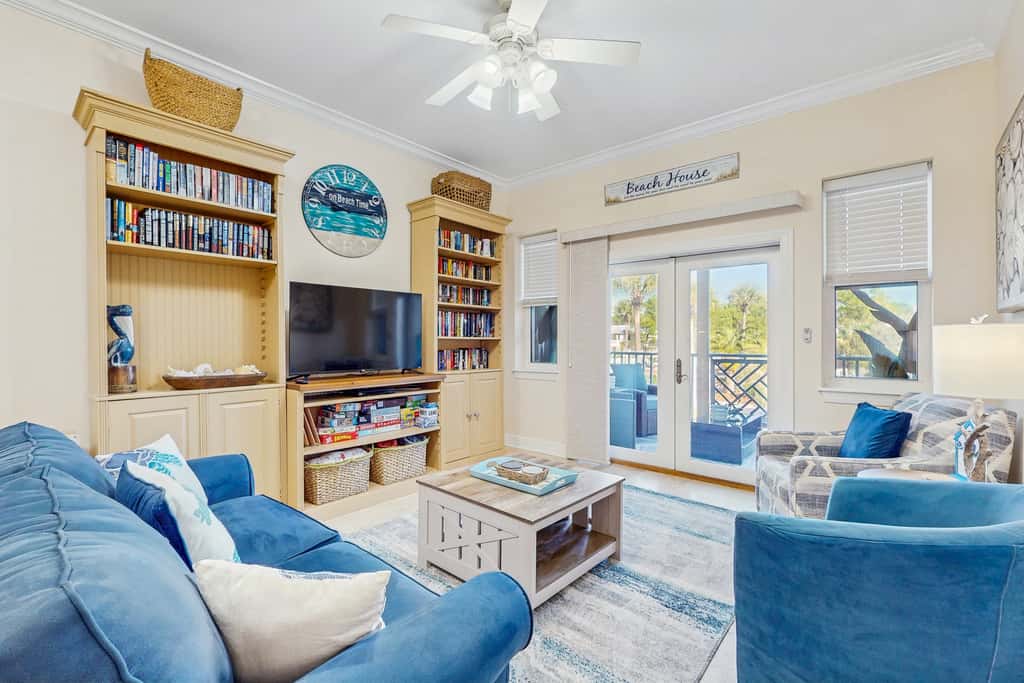 Cozy coastal condo with shared pool,  beach access and Wifi