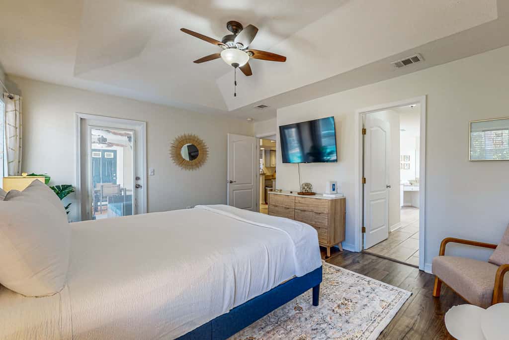 Single-level home with fenced yard, private pool & washer&dryer