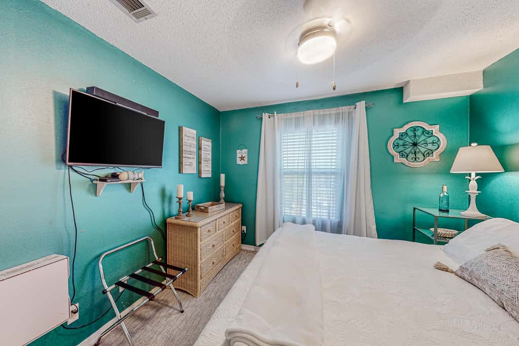 Pet-friendly, pools, hot tub & balcony with Gulf-side calm
