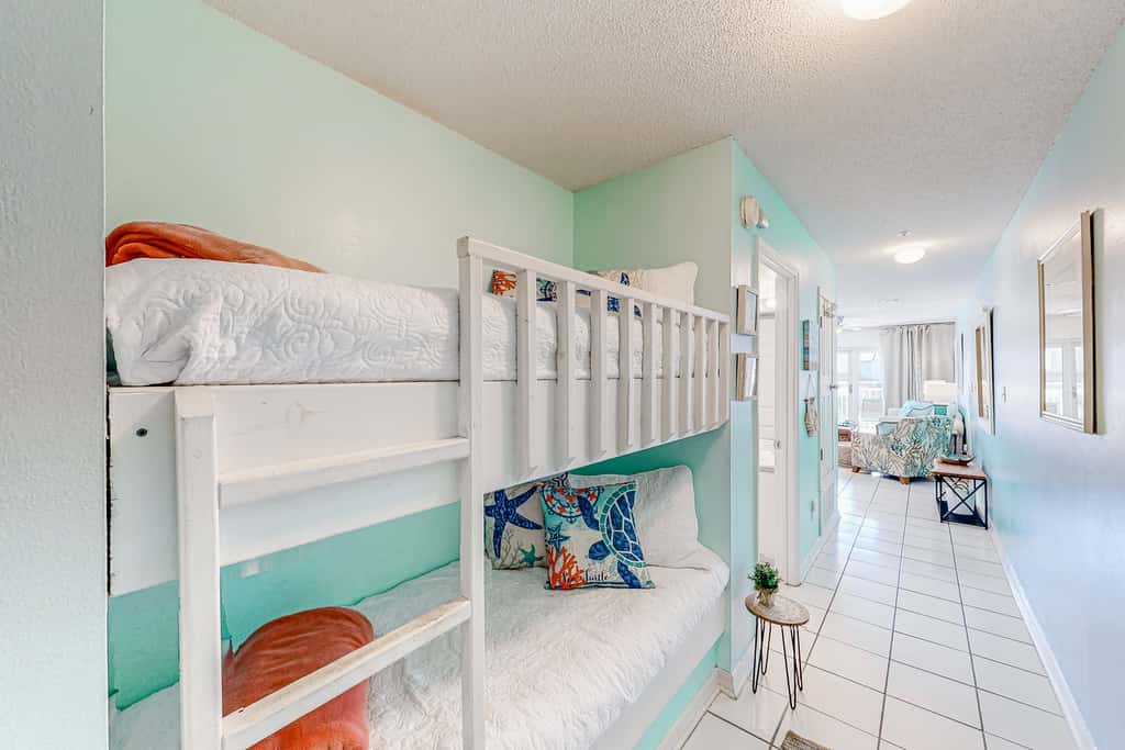 Pet-friendly, pools, hot tub & balcony with Gulf-side calm