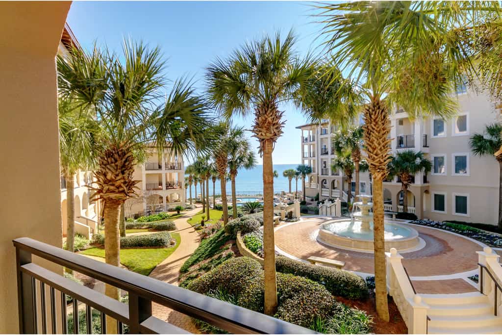 Beautiful Gulf Front Condo with Resort Pool, Beach Access, and Gulf Views