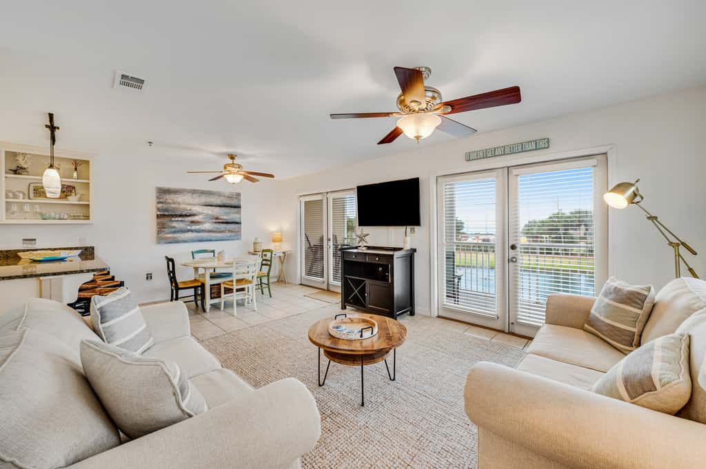 Beautiful condo with balcony view, community pools & hot tub