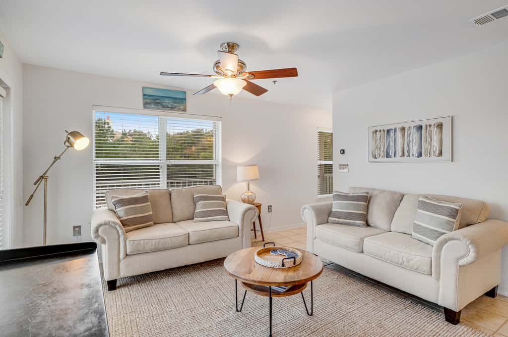 Beautiful condo with balcony view, community pools & hot tub