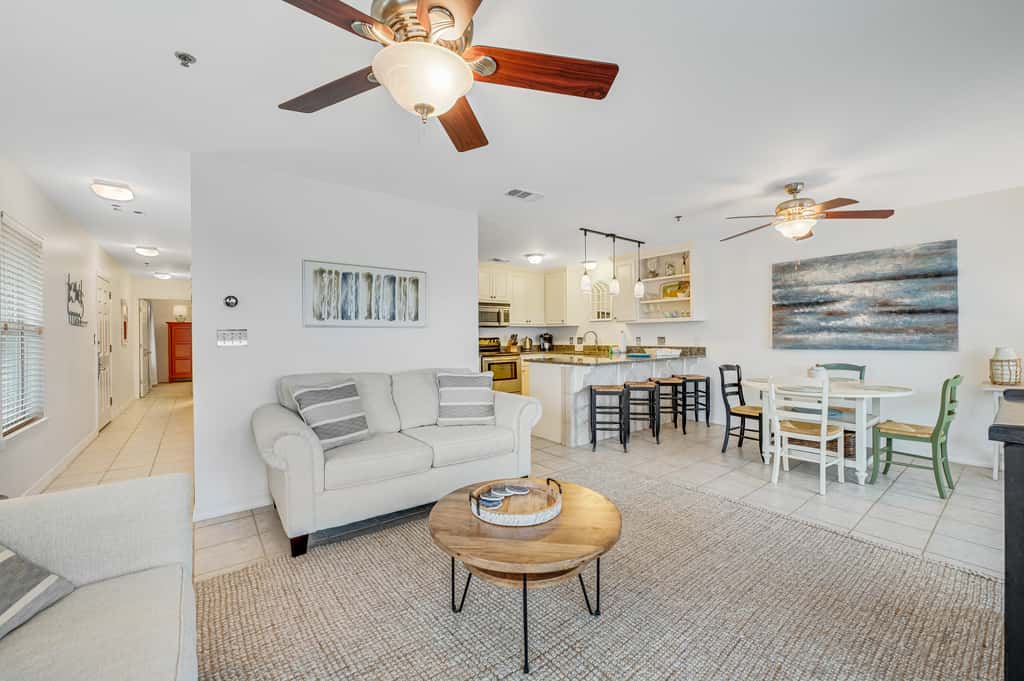 Beautiful condo with balcony view, community pools & hot tub