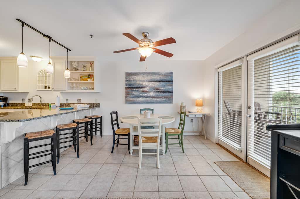 Beautiful condo with balcony view, community pools & hot tub