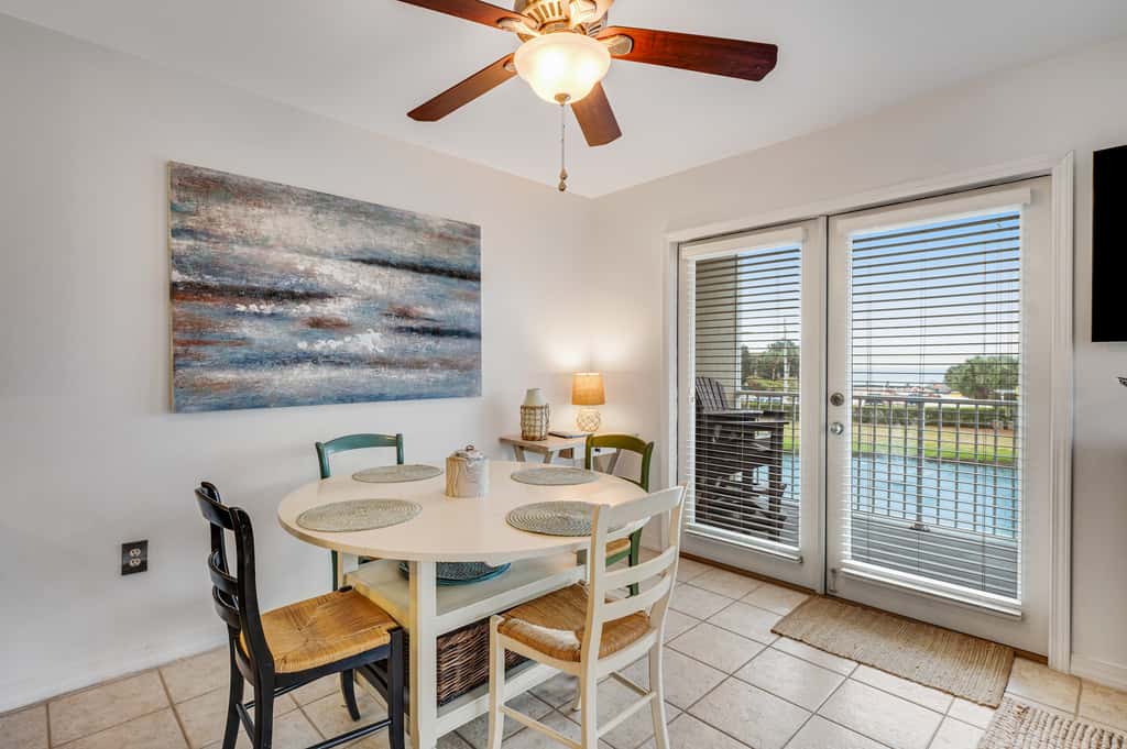 Beautiful condo with balcony view, community pools & hot tub