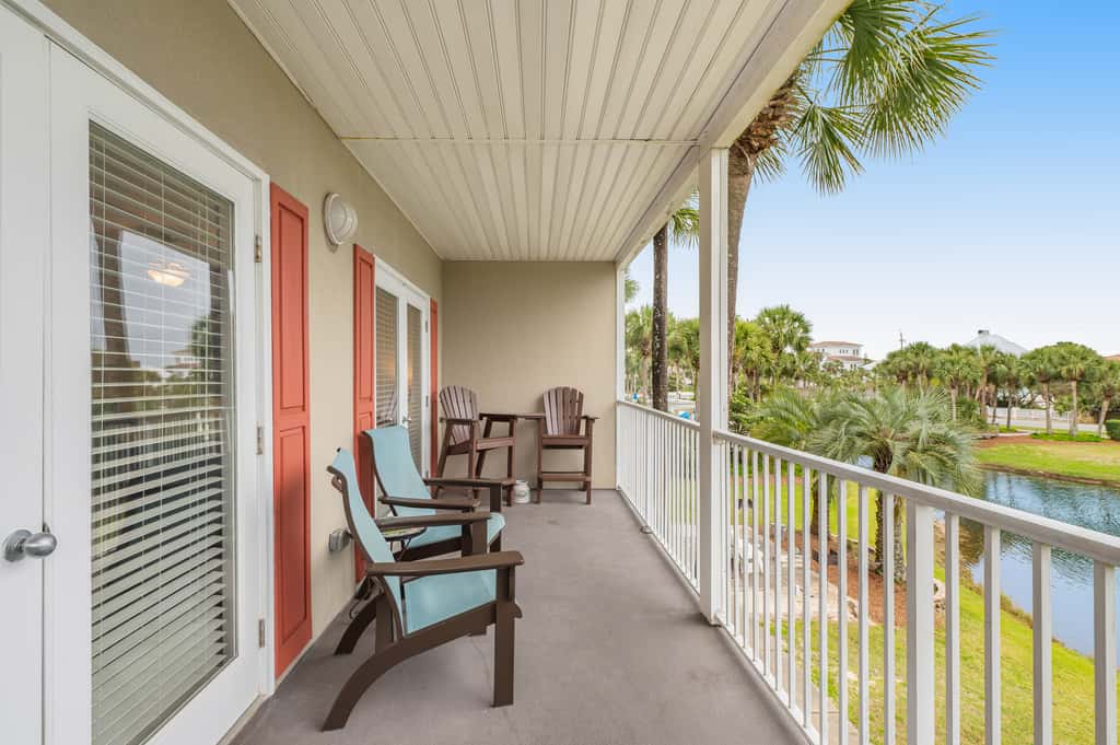 Beautiful condo with balcony view, community pools & hot tub