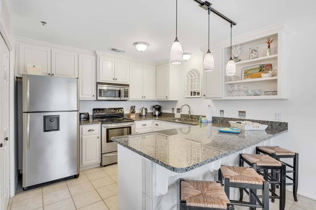 Beautiful condo with balcony view, community pools & hot tub