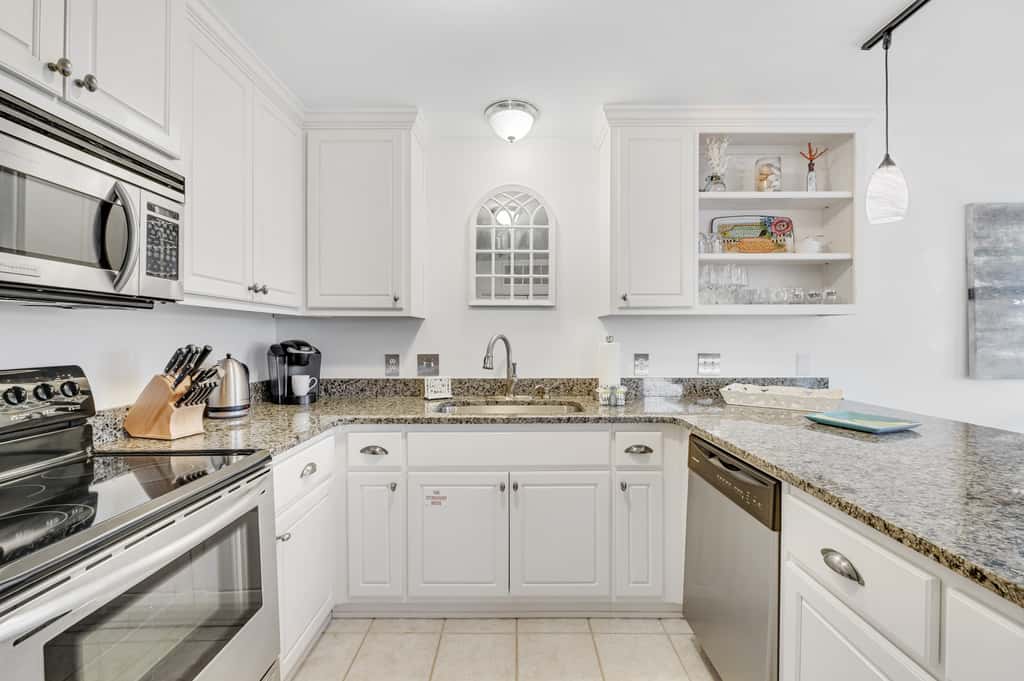 Beautiful condo with balcony view, community pools & hot tub