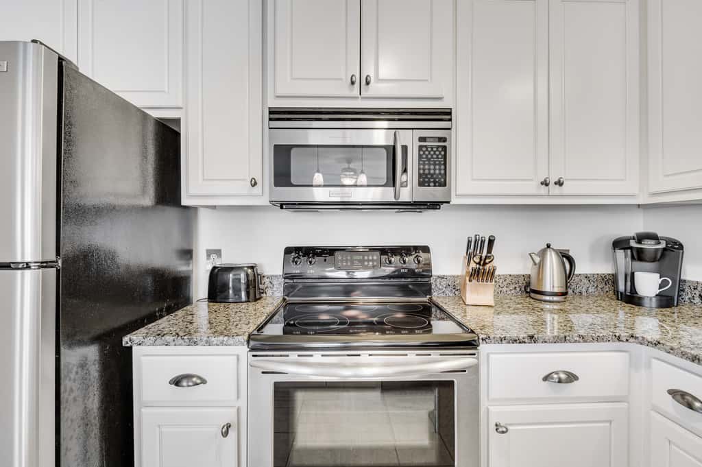 Beautiful condo with balcony view, community pools & hot tub