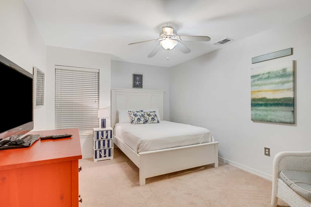 Beautiful condo with balcony view, community pools & hot tub