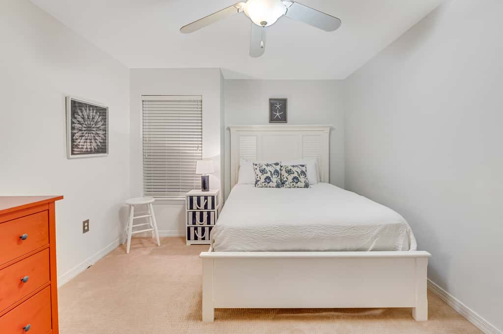 Beautiful condo with balcony view, community pools & hot tub