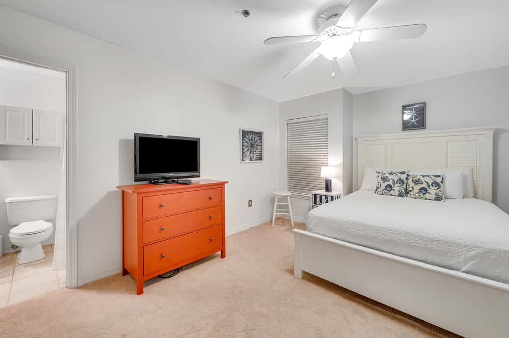 Beautiful condo with balcony view, community pools & hot tub