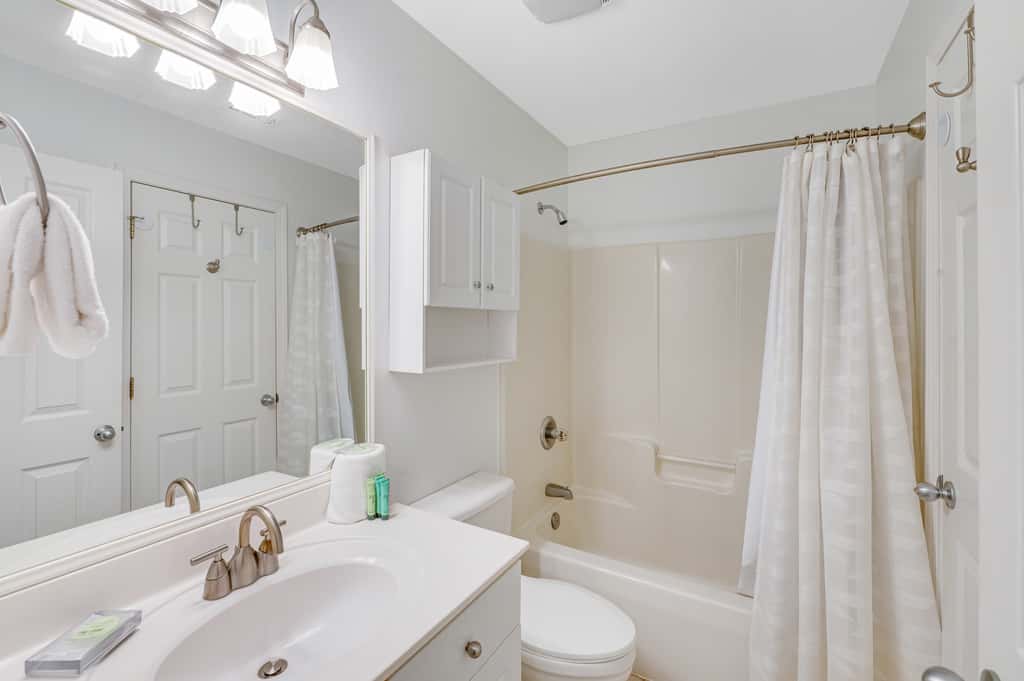 Beautiful condo with balcony view, community pools & hot tub