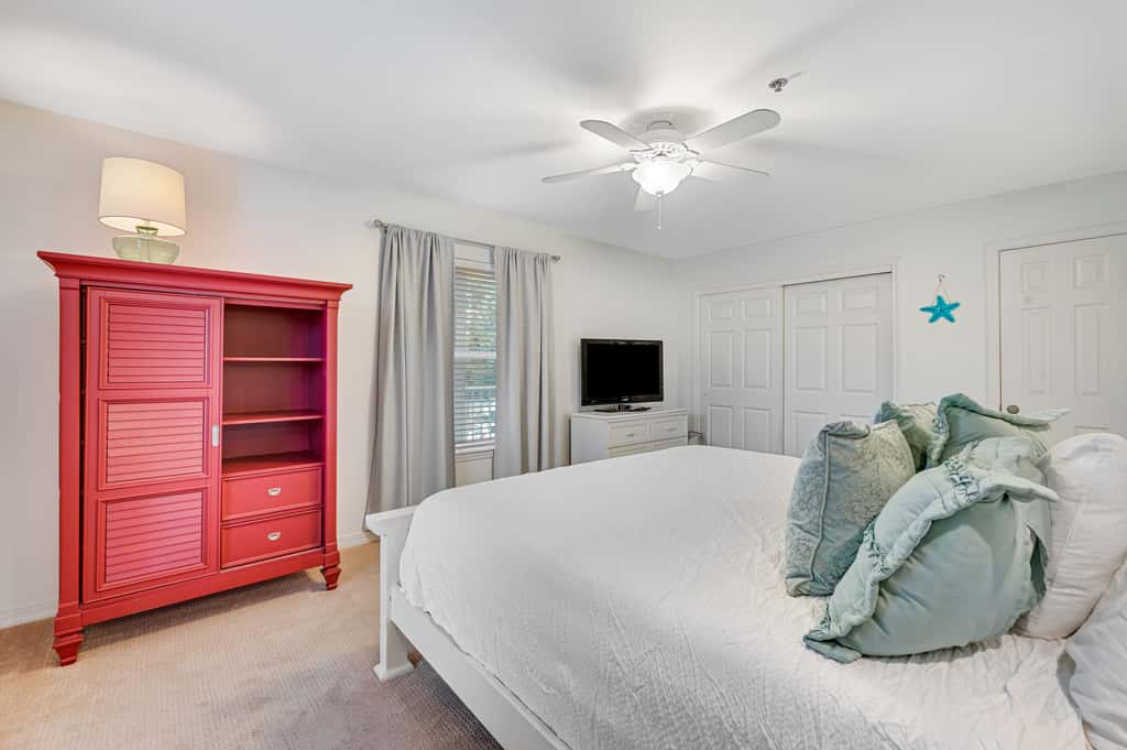 Beautiful condo with balcony view, community pools & hot tub