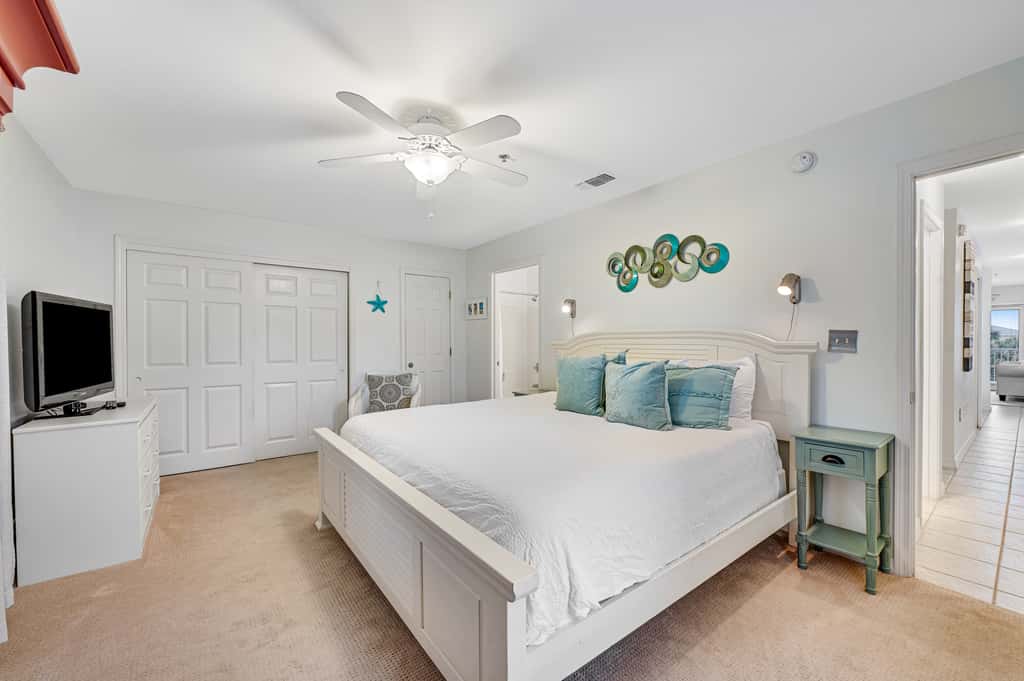 Beautiful condo with balcony view, community pools & hot tub