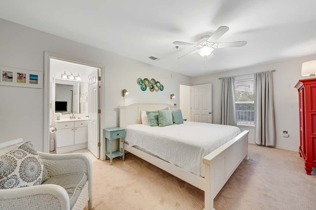 Beautiful condo with balcony view, community pools & hot tub
