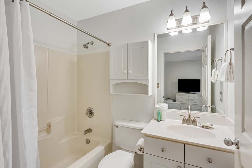 Beautiful condo with balcony view, community pools & hot tub