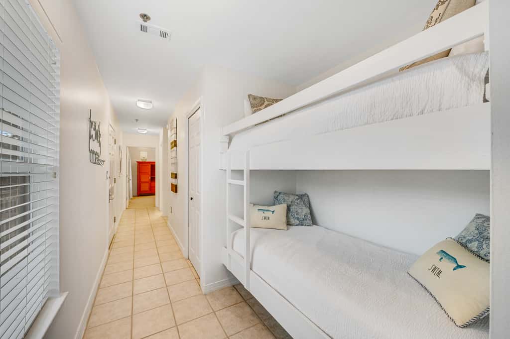 Beautiful condo with balcony view, community pools & hot tub