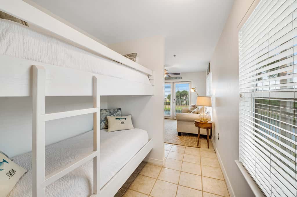 Beautiful condo with balcony view, community pools & hot tub