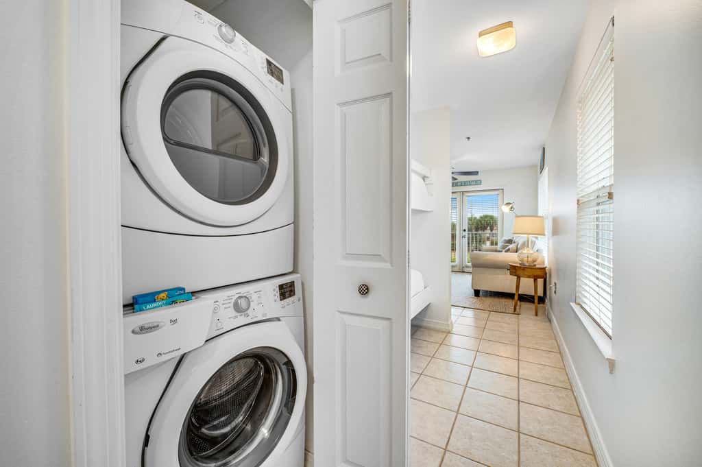 Beautiful condo with balcony view, community pools & hot tub