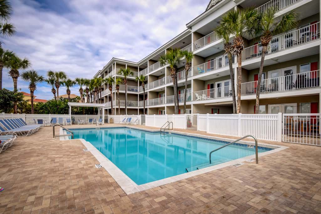 Beautiful condo with balcony view, community pools & hot tub