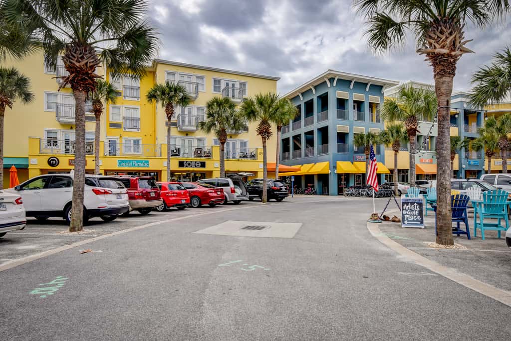 Beautiful condo with balcony view, community pools & hot tub