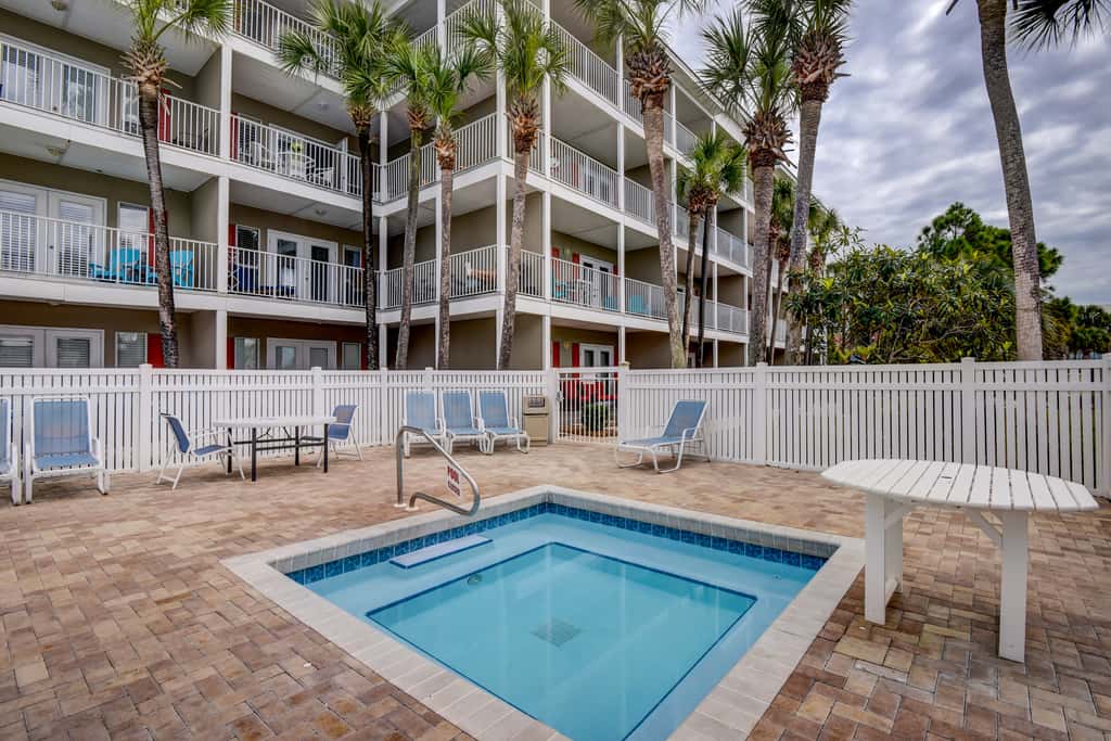 Beautiful condo with balcony view, community pools & hot tub