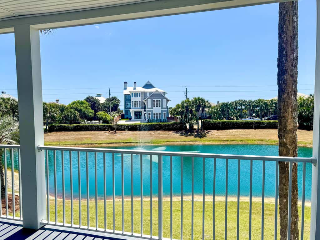 Beautiful condo with balcony view, community pools & hot tub