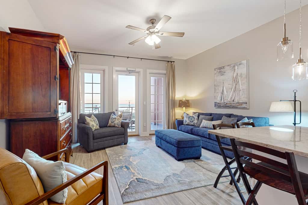 Centrally located condo near shopping & the beach with shared pools & tennis courts