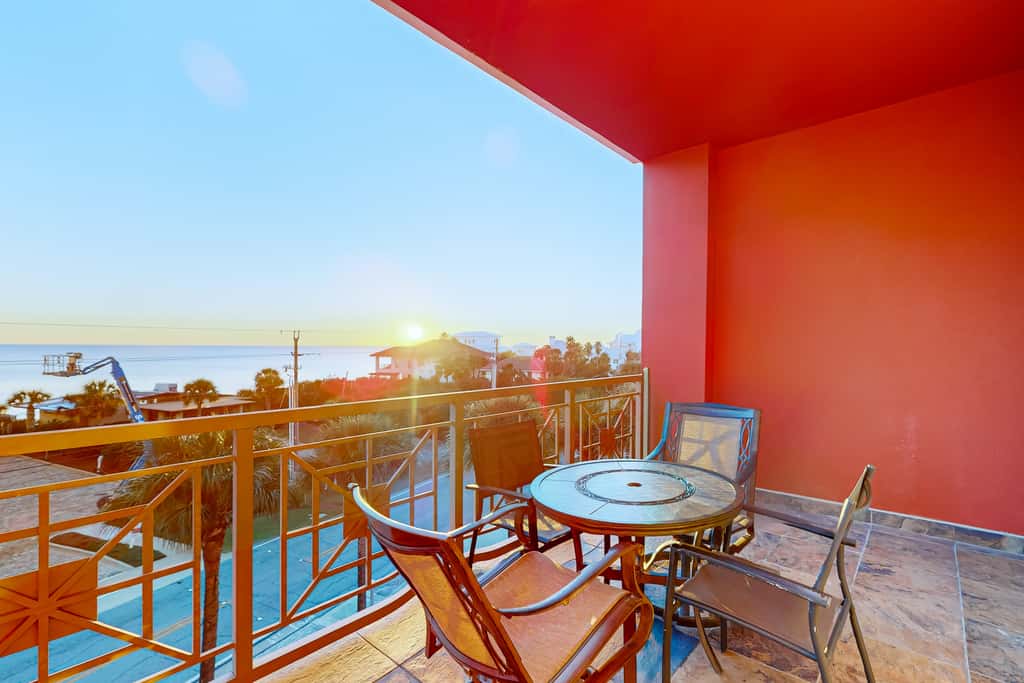 Centrally located condo near shopping & the beach with shared pools & tennis courts