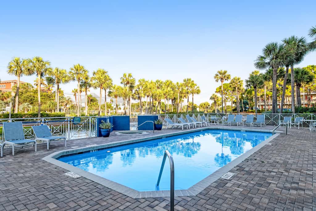 Centrally located condo near shopping & the beach with shared pools & tennis courts