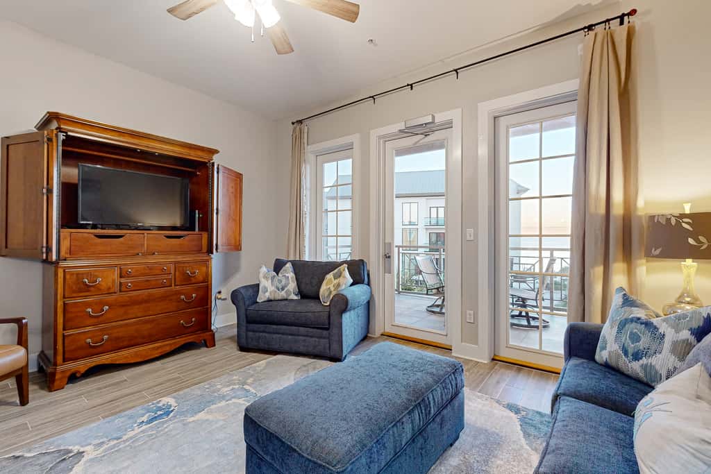Centrally located condo near shopping & the beach with shared pools & tennis courts